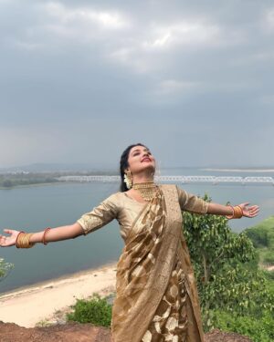 Sasmita Piyali Sahoo Instagram - Breath. See, Listen, Feel what’s around💕…
.
.
#picofthday #riverside #love #nature #peaceful #odiagirl #actress #beautiful #weather #feelit #beyou #pretty #soul #positivity #instagram #sasmitapiyalisahoo
