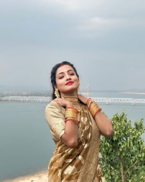 Sasmita Piyali Sahoo Instagram - Breath. See, Listen, Feel what’s around💕…
.
.
#picofthday #riverside #love #nature #peaceful #odiagirl #actress #beautiful #weather #feelit #beyou #pretty #soul #positivity #instagram #sasmitapiyalisahoo