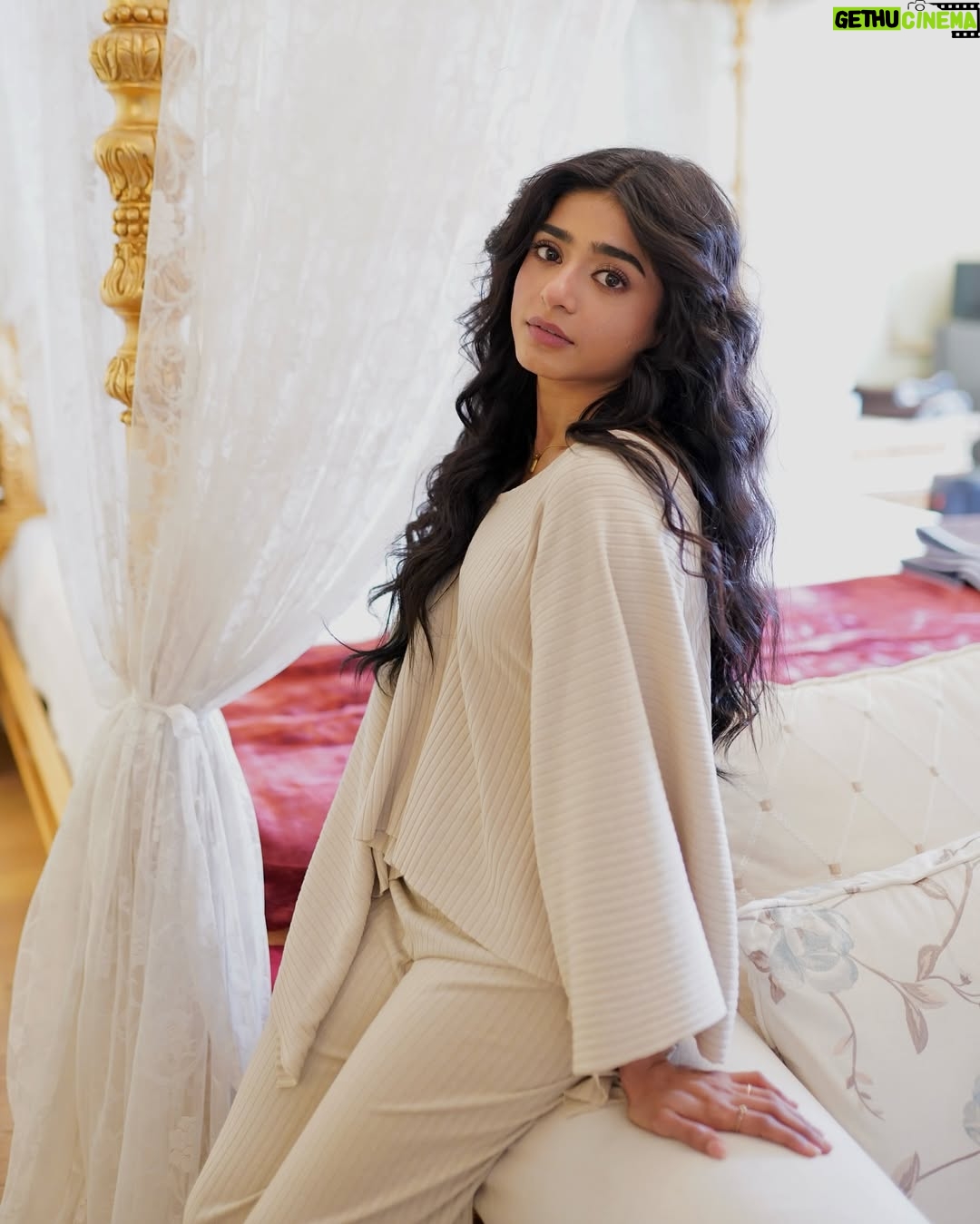 Sehar Khan - 172.9K Likes - You guys have been flooding my DMs for these looks… so here you go🫠 a little photo dump just for you❤️
All the credit goes to this insanely talented girl who styled every look with so much heart @__prabhjott_ ❤️
glam by the sweetest hand @tauseefahmed.official ❤️