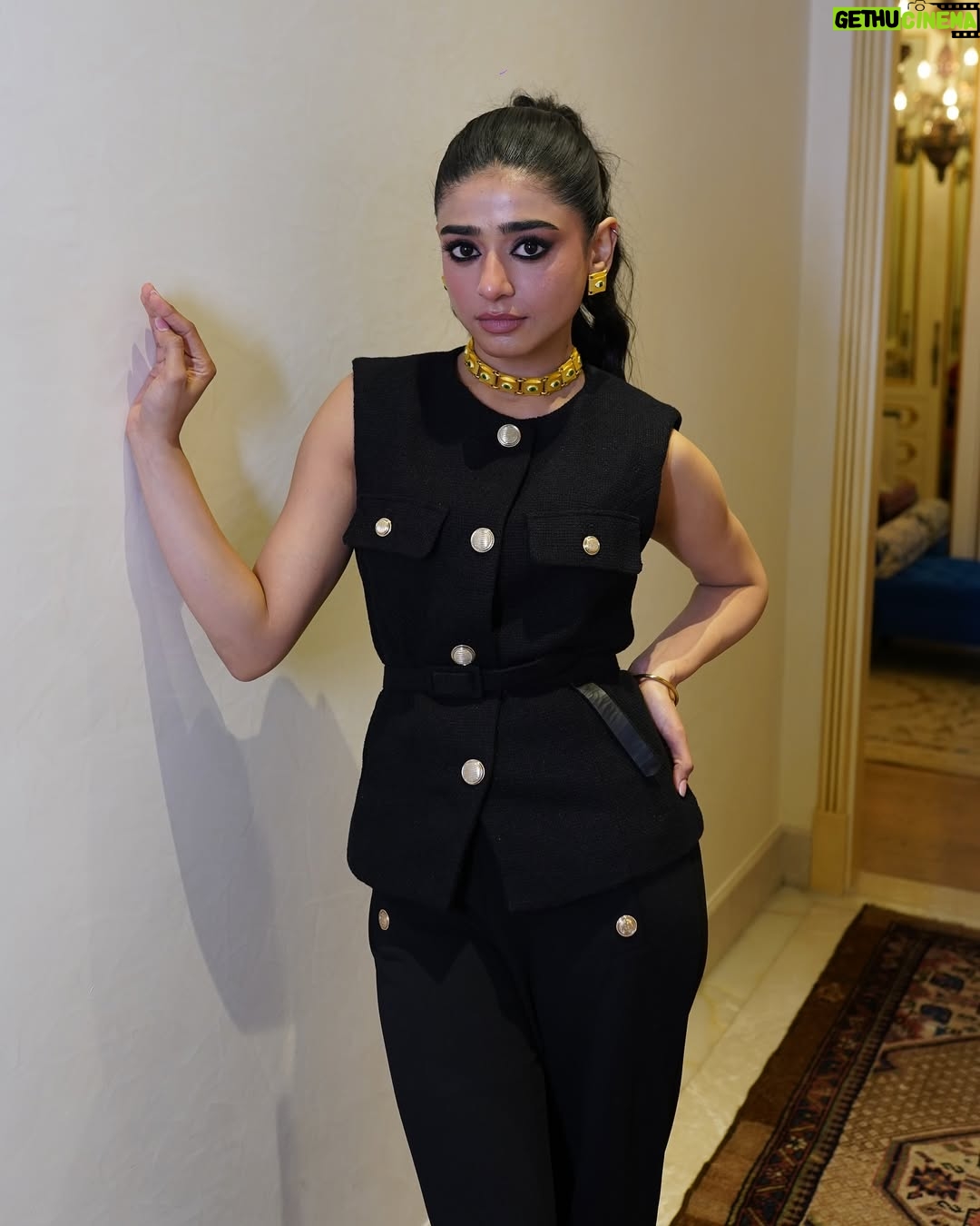 Sehar Khan - 172.9K Likes - You guys have been flooding my DMs for these looks… so here you go🫠 a little photo dump just for you❤️
All the credit goes to this insanely talented girl who styled every look with so much heart @__prabhjott_ ❤️
glam by the sweetest hand @tauseefahmed.official ❤️