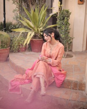 Sehar Khan Instagram - 🌸

@farahtalibaziz 
@kohar_jewel 

#eidmubarakday3