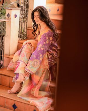 Sehar Khan Instagram - Still in my Eid era, Don’t text😴

@saniamaskatiya 
@haris_rajpoot_mua 
@kohar_jewel 
@thetriosalon_clifton 

#EIDMUBARAKDAY2