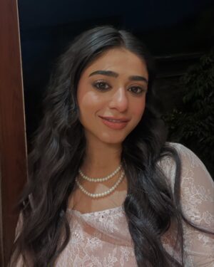 Sehar Khan Instagram - You guys have been flooding my DMs for these looks… so here you go🫠 a little photo dump just for you❤️

All the credit goes to this insanely talented girl who styled every look with so much heart @__prabhjott_ ❤️

glam by the sweetest hand @tauseefahmed.official ❤️