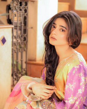 Sehar Khan Instagram - Still in my Eid era, Don’t text😴

@saniamaskatiya 
@haris_rajpoot_mua 
@kohar_jewel 
@thetriosalon_clifton 

#EIDMUBARAKDAY2