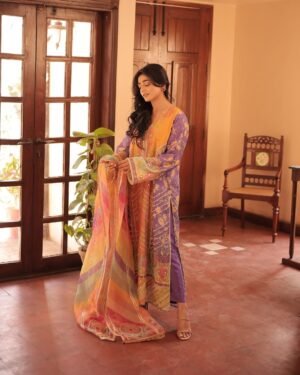 Sehar Khan Instagram - Still in my Eid era, Don’t text😴

@saniamaskatiya 
@haris_rajpoot_mua 
@kohar_jewel 
@thetriosalon_clifton 

#EIDMUBARAKDAY2