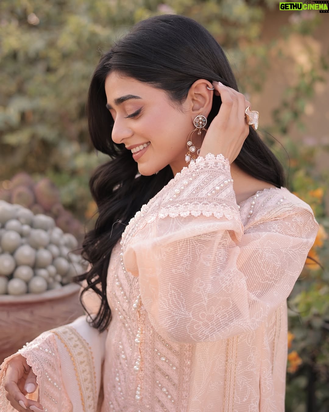 Sehar Khan - 183.7K Likes - EID MUBARAK🫠🫂
- 👗 @mohsin.naveed.ranjha
- 💄 @thetriosalon_clifton
- 💎 @kohar_jewel
- 📸 @rehanmithanii
#eidmubarak #eid2025