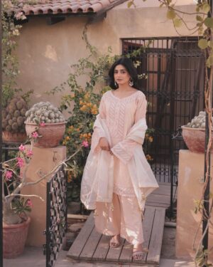 Sehar Khan Instagram - EID MUBARAK🫠🫂

- 👗 @mohsin.naveed.ranjha 
- ⁠💄 @thetriosalon_clifton 
- ⁠💎 @kohar_jewel 
- 📸 @rehanmithanii 

#eidmubarak #eid2025