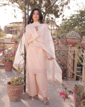 Sehar Khan Instagram - EID MUBARAK🫠🫂

- 👗 @mohsin.naveed.ranjha 
- ⁠💄 @thetriosalon_clifton 
- ⁠💎 @kohar_jewel 
- 📸 @rehanmithanii 

#eidmubarak #eid2025