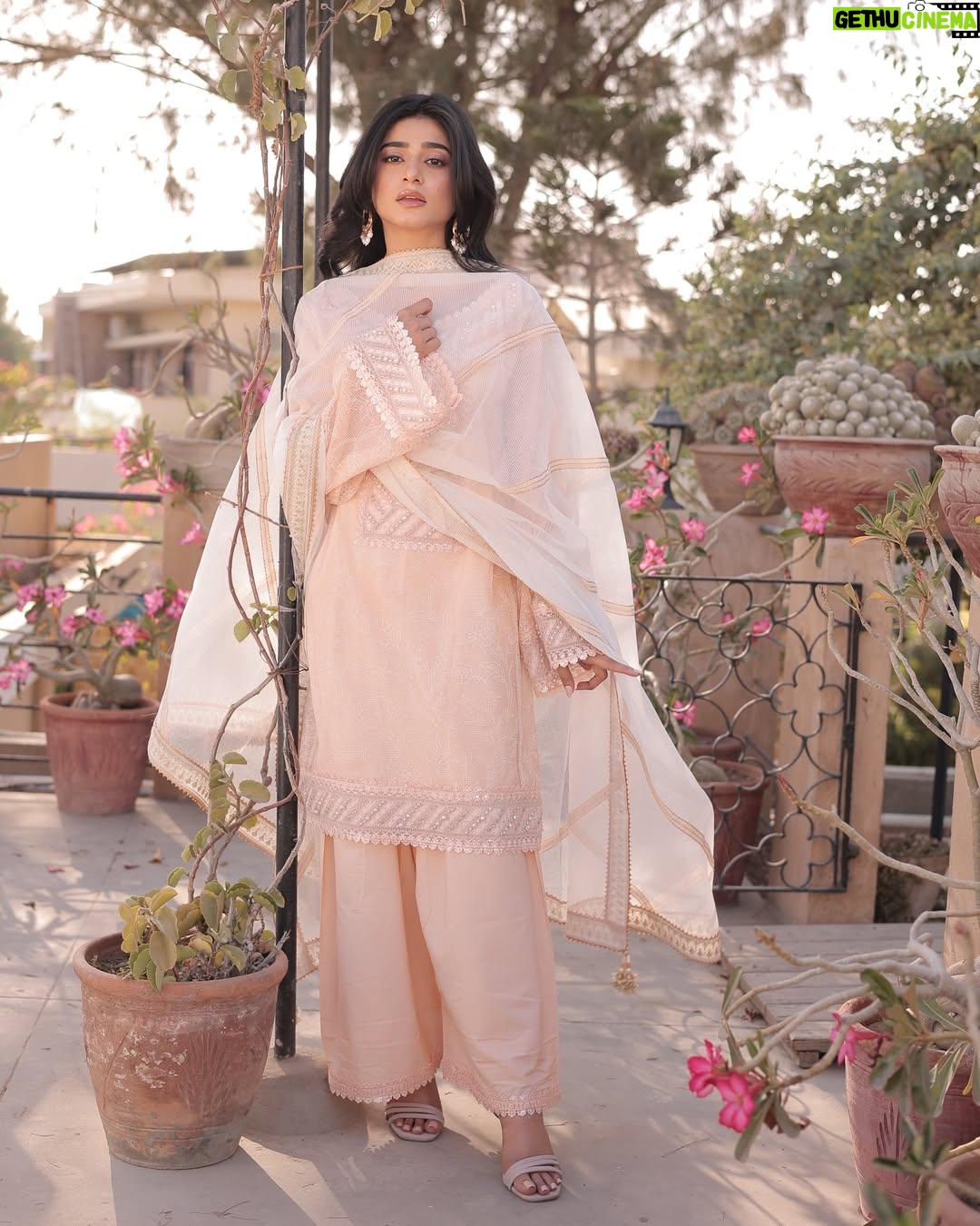 Sehar Khan - 183.7K Likes - EID MUBARAK🫠🫂
- 👗 @mohsin.naveed.ranjha
- 💄 @thetriosalon_clifton
- 💎 @kohar_jewel
- 📸 @rehanmithanii
#eidmubarak #eid2025