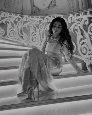 Sehar Khan Instagram - You guys have been flooding my DMs for these looks… so here you go🫠 a little photo dump just for you❤️

All the credit goes to this insanely talented girl who styled every look with so much heart @__prabhjott_ ❤️

glam by the sweetest hand @tauseefahmed.official ❤️