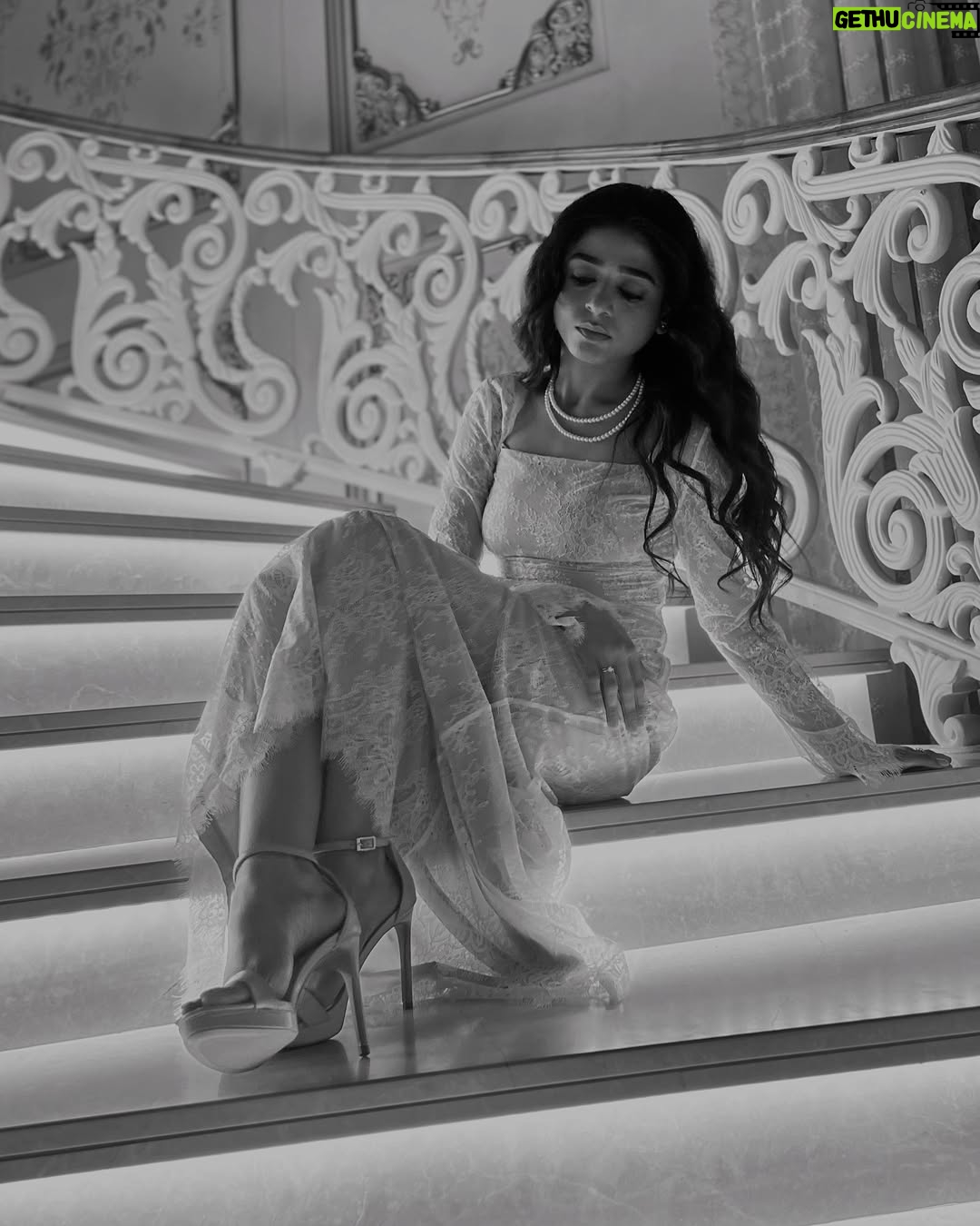 Sehar Khan - 172.9K Likes - You guys have been flooding my DMs for these looks… so here you go🫠 a little photo dump just for you❤️
All the credit goes to this insanely talented girl who styled every look with so much heart @__prabhjott_ ❤️
glam by the sweetest hand @tauseefahmed.official ❤️