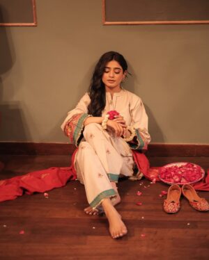 Sehar Khan Instagram - CHAND RAAT MUBARAK SUBKO🌙✨🌹

@souchaj 
@kohar_jewel