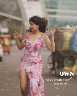 Sejal Kumar Instagram - Sex and the city inspired #1MinDrama coming this Friday! 

📸 @joeysmovie 
Production- @aishwaryaakunwar

Pink dress: @a.la.modebyakanksha 
Accessories: @lazostore.in 

Lehenga: @sshilpasamriya @viralmantra
Earrings: @rubans.in
Styledby: @vailanciaaa 
Styleteam: @thetrendby_aman