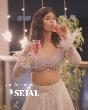 Sejal Kumar Instagram - Sex and the city inspired #1MinDrama coming this Friday! 

📸 @joeysmovie 
Production- @aishwaryaakunwar

Pink dress: @a.la.modebyakanksha 
Accessories: @lazostore.in 

Lehenga: @sshilpasamriya @viralmantra
Earrings: @rubans.in
Styledby: @vailanciaaa 
Styleteam: @thetrendby_aman
