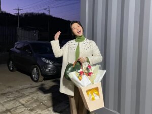 Seo Hye-won Instagram - 모든 장면이 심금을 울렸던, 이런 감사한 작품에 경옥으로 참여할 수 있어서 행복했습니다.
#폭싹속았수다 #whenlifegivesyoutangerines 
#양경옥