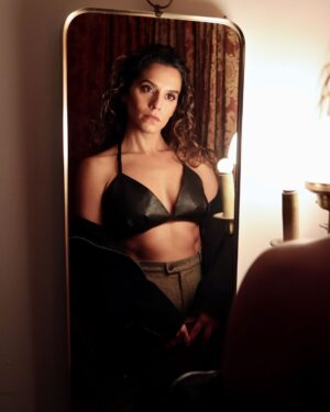 Sepideh Moafi Instagram - Hello again. 🪻

📸💄 @tina_turnbow
🧥 @maisonemeute