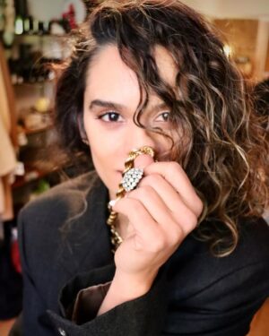 Sepideh Moafi Instagram - Hello again. 🪻

📸💄 @tina_turnbow
🧥 @maisonemeute