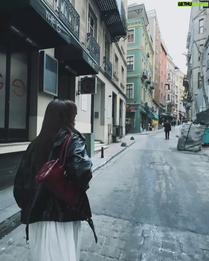 Seray Kaya - 53.6K Likes - istiklal 🌹