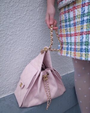 Serena Motola Instagram - CHANEL 25 のバッグと一緒に春の風🌸☘️
@chanelofficial
#CHANEL
#CHANEL25
#PR
📷 @kee.yamada