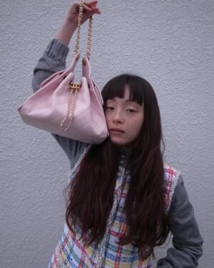 Serena Motola Instagram - CHANEL 25 のバッグと一緒に春の風🌸☘️
@chanelofficial
#CHANEL
#CHANEL25
#PR
📷 @kee.yamada