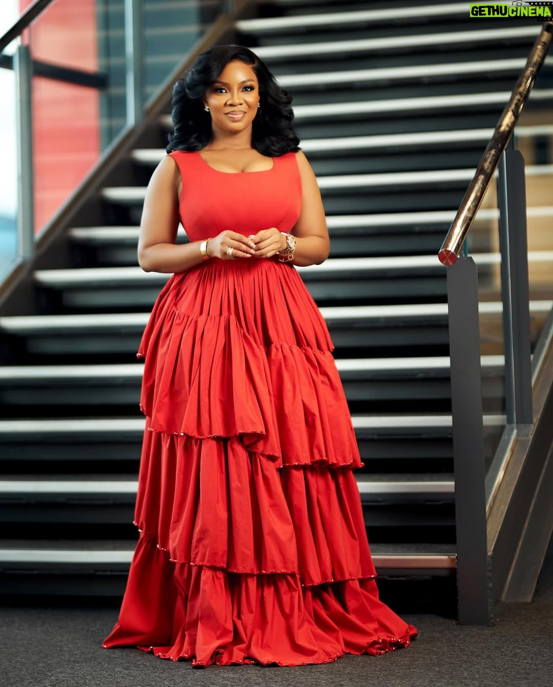 Serwaa Amihere - 20.9K Likes - Happy holidays, beautiful people ❤️❤️
Head to @officeandcobysa to get this red number “ Dede” which I’m loving so much..