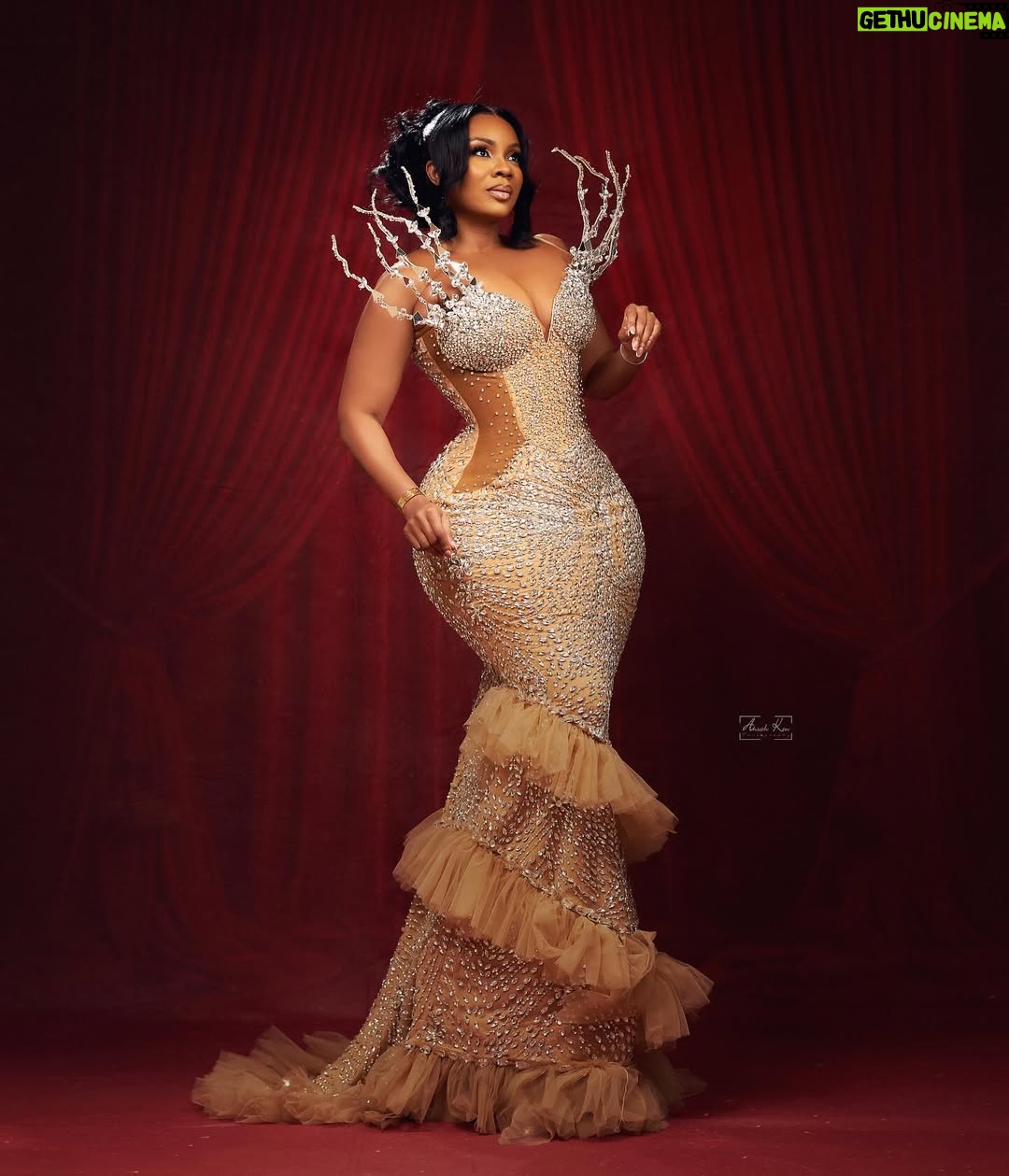 Serwaa Amihere - 22.5K Likes - A Tanzanian designer, @brilliantcollectionstz made me this gorgeous dress as my second dress to host the @ccawardsafrica in 48hours and I loved it.
Thank you , Brilliant @brilliantcollectionstz and if you’re in Tanzania please book her .
Makeup: @theglambrushes_
Hair : @oh_my_hairr
📸: @ansahkenphotography