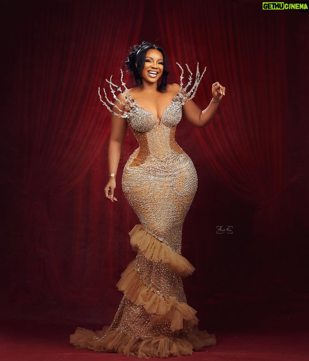 Serwaa Amihere - 22.5K Likes - A Tanzanian designer, @brilliantcollectionstz made me this gorgeous dress as my second dress to host the @ccawardsafrica in 48hours and I loved it.
Thank you , Brilliant @brilliantcollectionstz and if you’re in Tanzania please book her .
Makeup: @theglambrushes_
Hair : @oh_my_hairr
📸: @ansahkenphotography