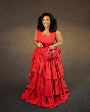 Serwaa Amihere Instagram - Happy holidays, beautiful people ❤️❤️
Head to @officeandcobysa to get this red number “ Dede” which I’m loving so much..