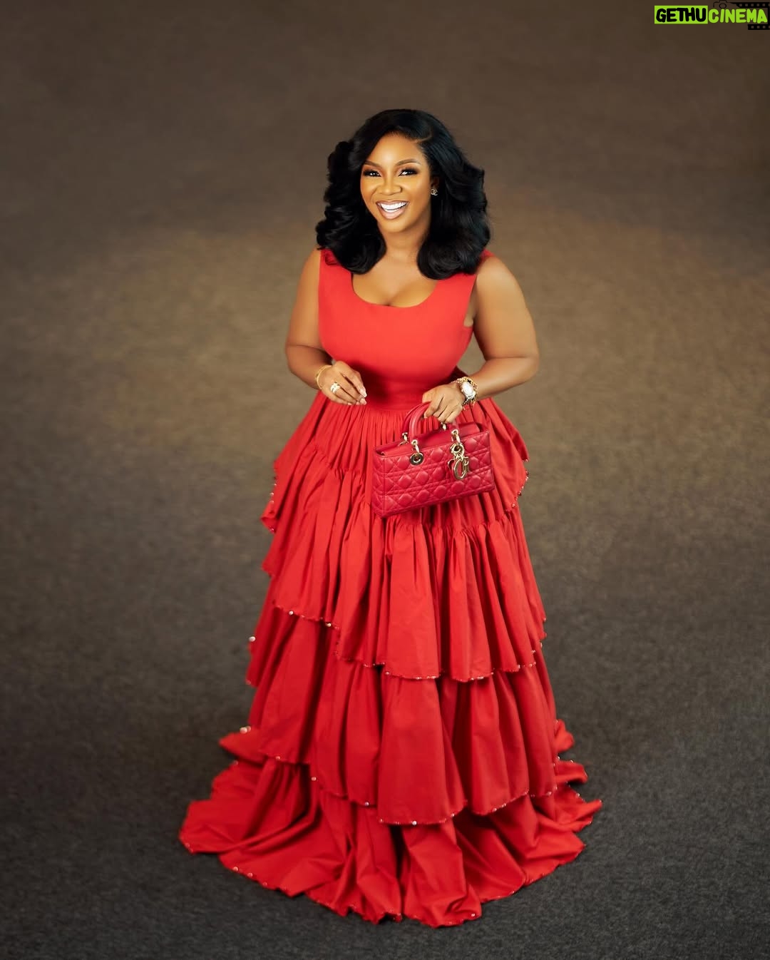 Serwaa Amihere - 20.9K Likes - Happy holidays, beautiful people ❤️❤️
Head to @officeandcobysa to get this red number “ Dede” which I’m loving so much..