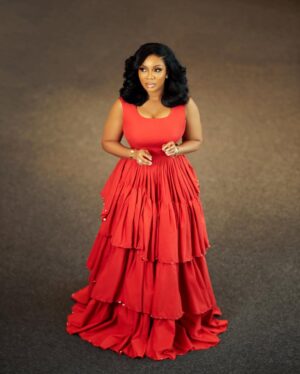 Serwaa Amihere Instagram - Happy holidays, beautiful people ❤️❤️
Head to @officeandcobysa to get this red number “ Dede” which I’m loving so much..