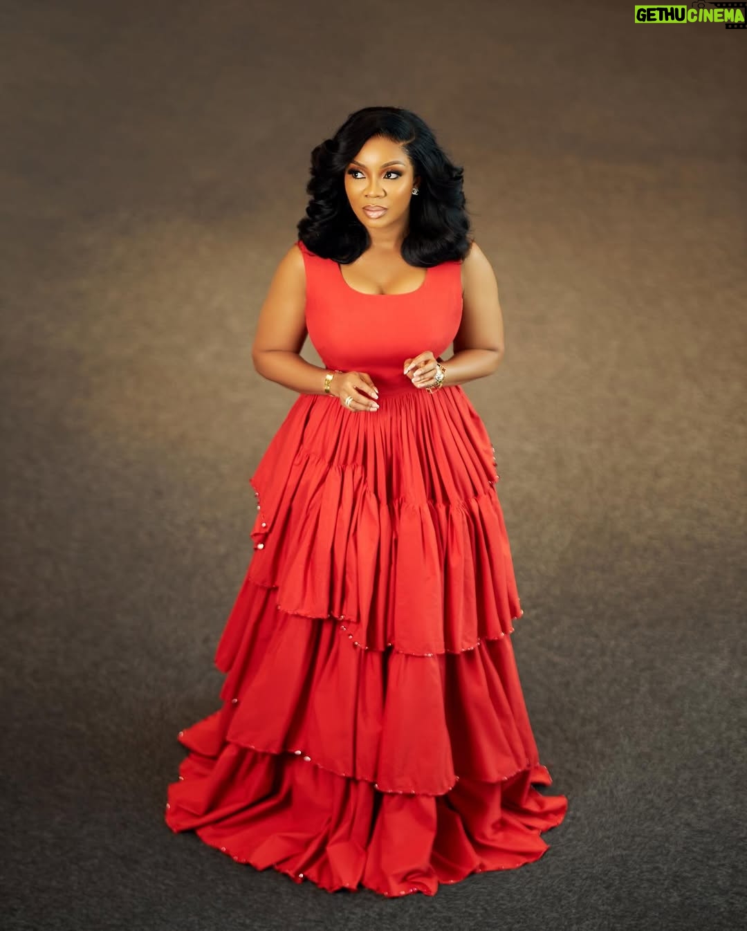 Serwaa Amihere - 20.9K Likes - Happy holidays, beautiful people ❤️❤️
Head to @officeandcobysa to get this red number “ Dede” which I’m loving so much..
