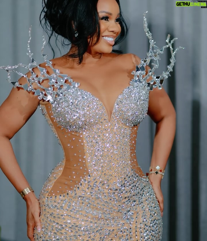 Serwaa Amihere - 22.5K Likes - A Tanzanian designer, @brilliantcollectionstz made me this gorgeous dress as my second dress to host the @ccawardsafrica in 48hours and I loved it.
Thank you , Brilliant @brilliantcollectionstz and if you’re in Tanzania please book her .
Makeup: @theglambrushes_
Hair : @oh_my_hairr
📸: @ansahkenphotography