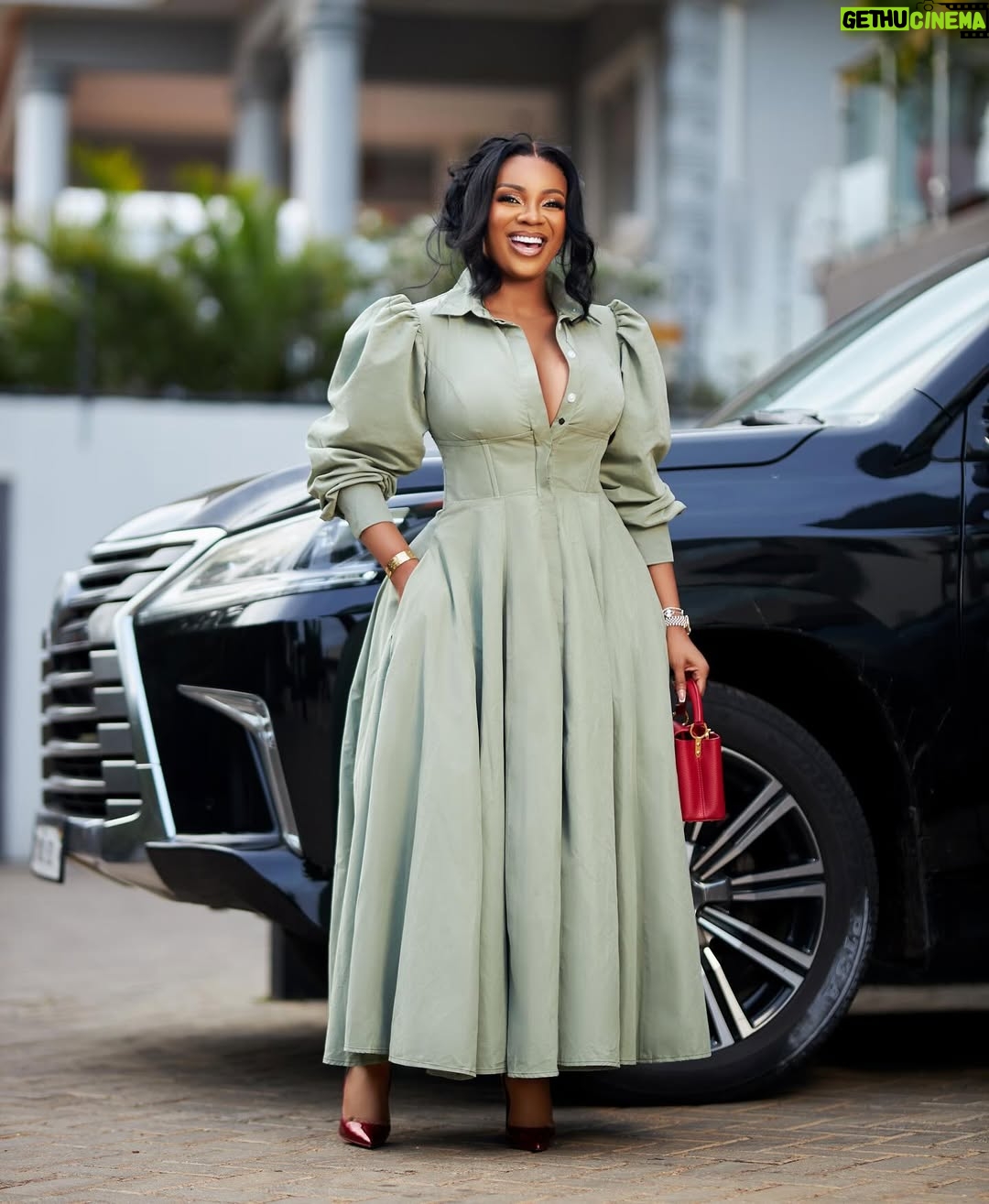 Serwaa Amihere - 24.7K Likes - Keep smiling, life is too short not to smile ..
Dress : @officeandcobysa
Hair : @oh_my_hairr