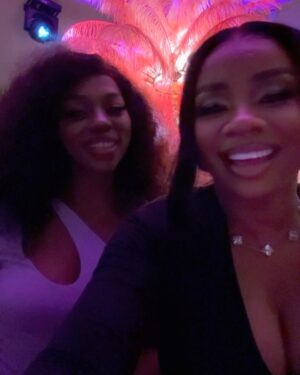 Serwaa Amihere Instagram - Good food, great company, a happy life ..
Cc @khosi_twala . Thank you for a lovely night ❤️🖤🖤