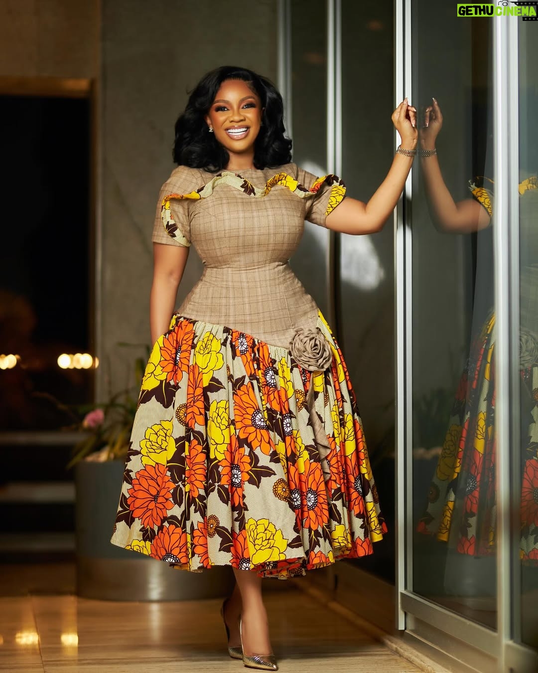 Serwaa Amihere - 16.3K Likes - This year, we will make a conscious effort to always smile.
If you agree with me say Amen!
Dress : @officeandcobysa
Hair : @oh_my_hairr
Makeup: @kukiethemakeupgirl
Location: @kwarleyzresidence