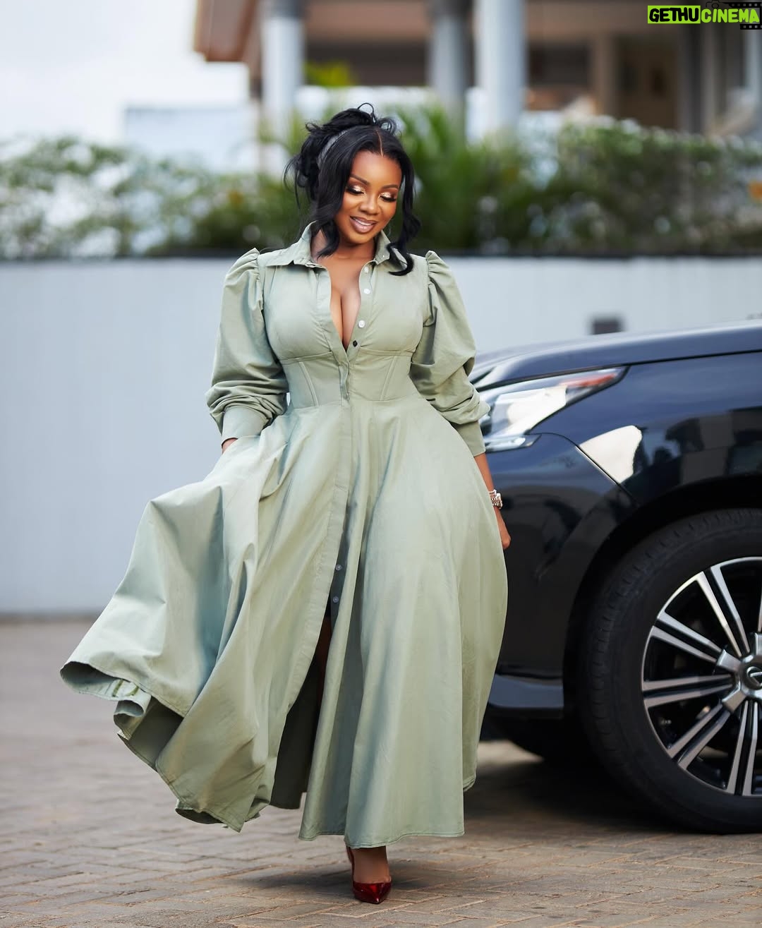 Serwaa Amihere - 24.7K Likes - Keep smiling, life is too short not to smile ..
Dress : @officeandcobysa
Hair : @oh_my_hairr