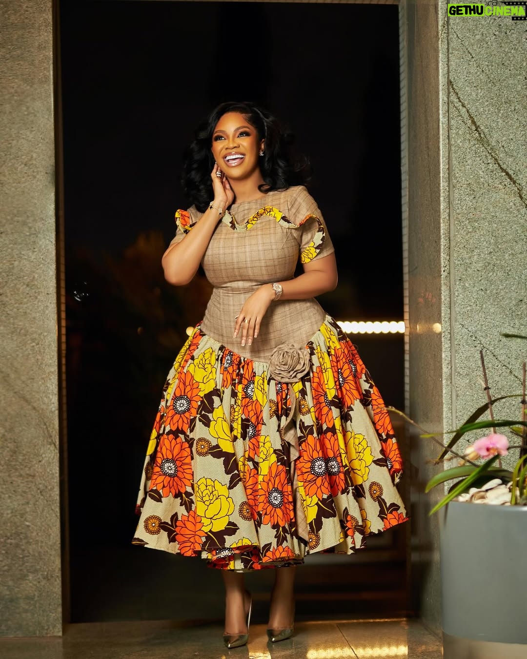 Serwaa Amihere - 16.3K Likes - This year, we will make a conscious effort to always smile.
If you agree with me say Amen!
Dress : @officeandcobysa
Hair : @oh_my_hairr
Makeup: @kukiethemakeupgirl
Location: @kwarleyzresidence