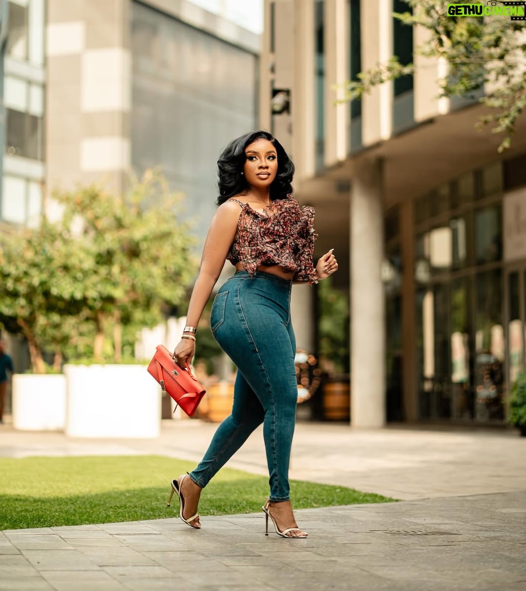 Serwaa Amihere - 37.9K Likes - Joy is coming…
Hair : @oh_my_hairr