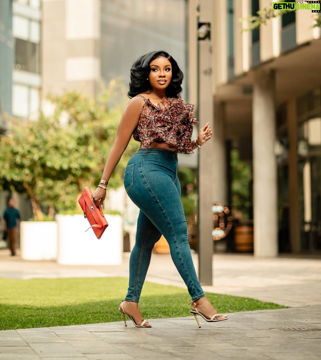 Serwaa Amihere - 37.9K Likes - Joy is coming…
Hair : @oh_my_hairr