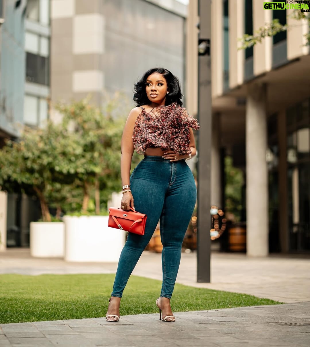 Serwaa Amihere - 37.9K Likes - Joy is coming…
Hair : @oh_my_hairr