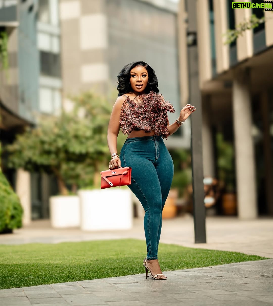 Serwaa Amihere - 37.9K Likes - Joy is coming…
Hair : @oh_my_hairr