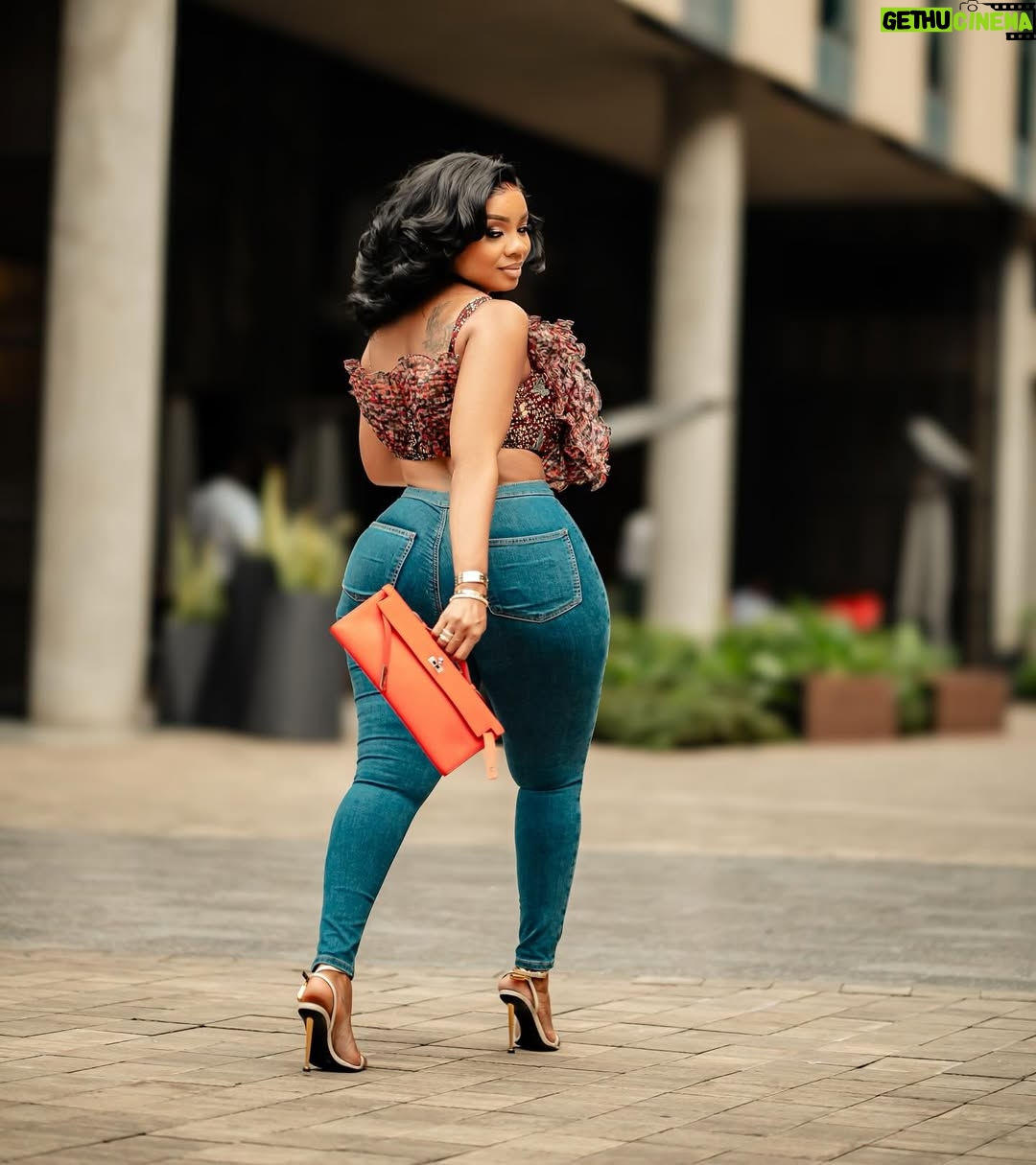 Serwaa Amihere - 37.9K Likes - Joy is coming…
Hair : @oh_my_hairr