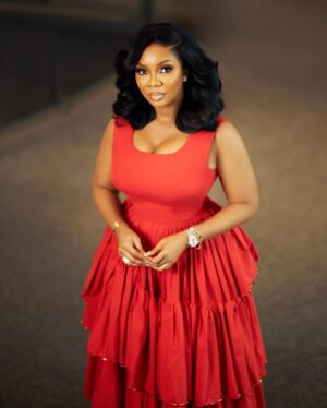 Serwaa Amihere Instagram - Happy holidays, beautiful people ❤️❤️
Head to @officeandcobysa to get this red number “ Dede” which I’m loving so much..