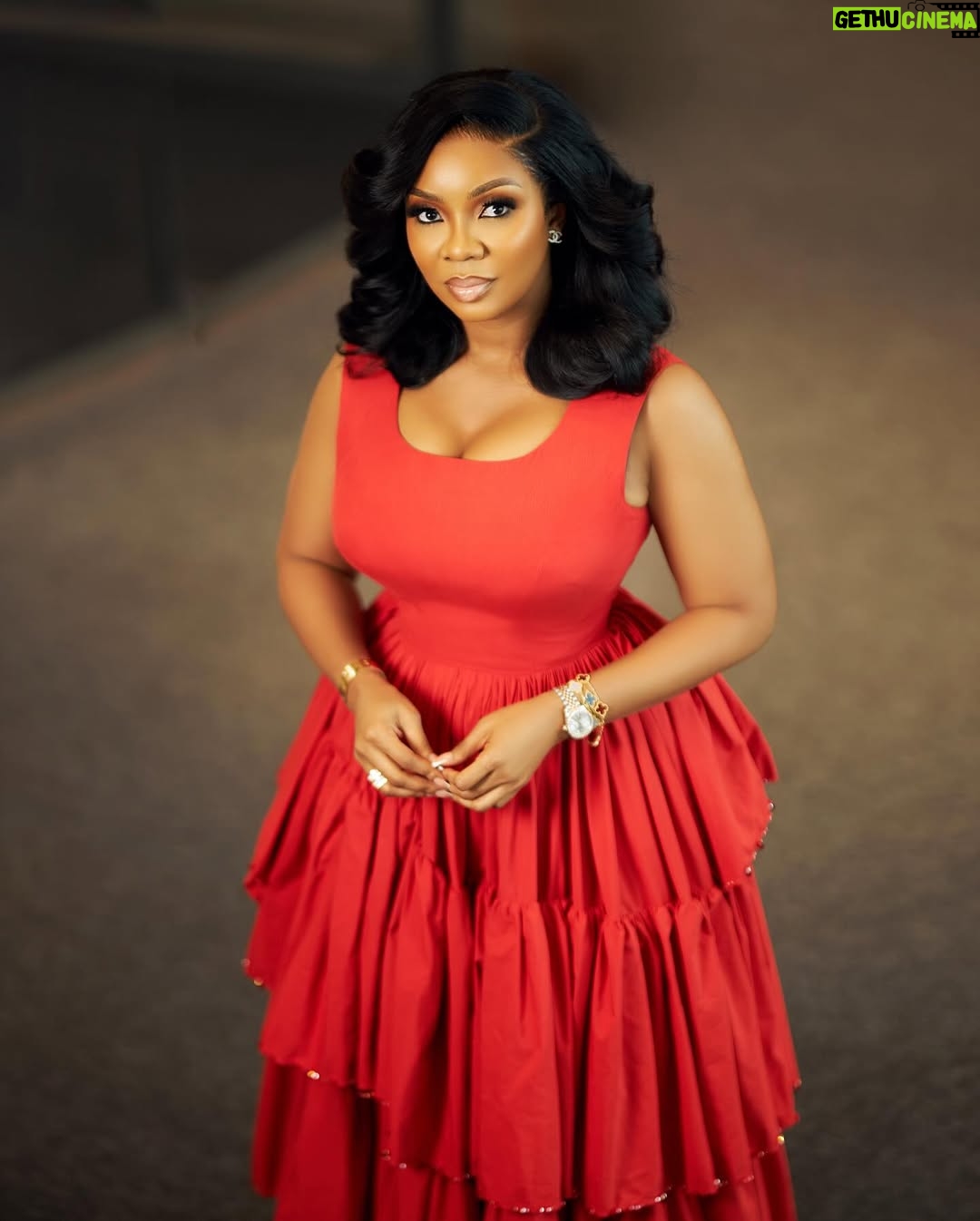 Serwaa Amihere - 20.9K Likes - Happy holidays, beautiful people ❤️❤️
Head to @officeandcobysa to get this red number “ Dede” which I’m loving so much..