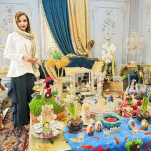 Shabnam Gholikhani Instagram - سال نو از راه رسیده، فصلی تازه در کتاب زندگی ورق می‌خورد.
بیایید در این آغاز دوباره، دل‌هایمان را از عشق و امید پر کنیم،
بیایید برای جهانی آرام، پر از صلح و دوستی دعا کنیم،
برای لبخندهایی که خاموش نشوند،
برای قلب‌هایی که از مهربانی لبریز باشند،
و برای روزهایی که در روشنایی امید سپری شوند

#شبنم_قلی_خانی #نوروز۱۴۰۴ 
#shabnamgholikhani #nowruz