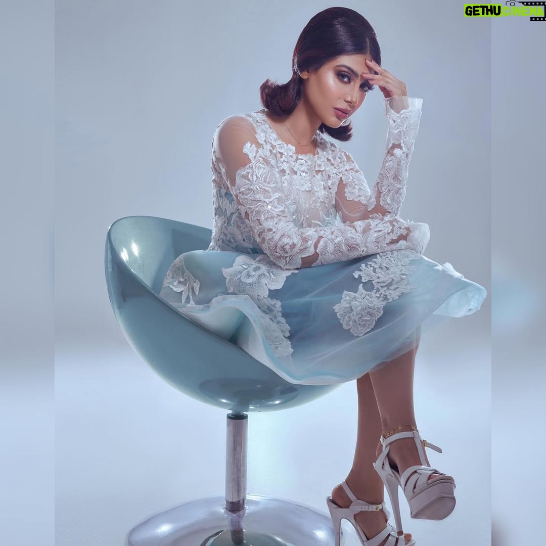 Shaila Sabt - 19K Likes - نقاء القلب ليس غباء .. إنما فطرة يميز
الله بها من أحب 🥰..
..
تصوير العالمي @mohammed_vivid ..
مكياج البوليودية @najalblushi_makeup ..
شعر الغالية @fouz_hairstyle ..
لبسي الجميل @rocco_bh