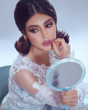 Shaila Sabt Instagram - Mirror, Mirror on the Wall, Who’s the Fairest of Them All? 🤷🏽‍♀️..
..
تصوير قروبي الغالي على قلبي 
مكياج @najalblushi_makeup ..
شعر @fouz_hairstyle 
تصوير @mohammed_vivid 
لبسي @rocco_bh