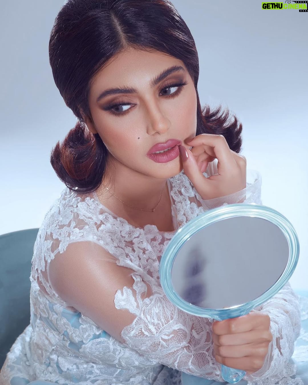 Shaila Sabt - 14.4K Likes - Mirror, Mirror on the Wall, Who’s the Fairest of Them All? 🤷🏽♀️..
..
تصوير قروبي الغالي على قلبي
مكياج @najalblushi_makeup ..
شعر @fouz_hairstyle
تصوير @mohammed_vivid
لبسي @rocco_bh