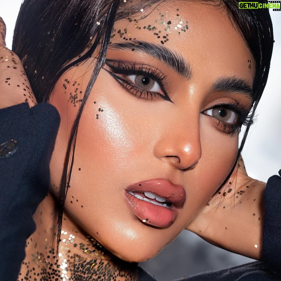 Shaila Sabt - 22.4K Likes - شوت مع اصدقائي الحلوين الطيبين الرائعين الغالين 🥰..
@masooma.hashim مكياج ..
.
تصوير @safa.alaraibi ..
..
فيديو @hasan_mhm