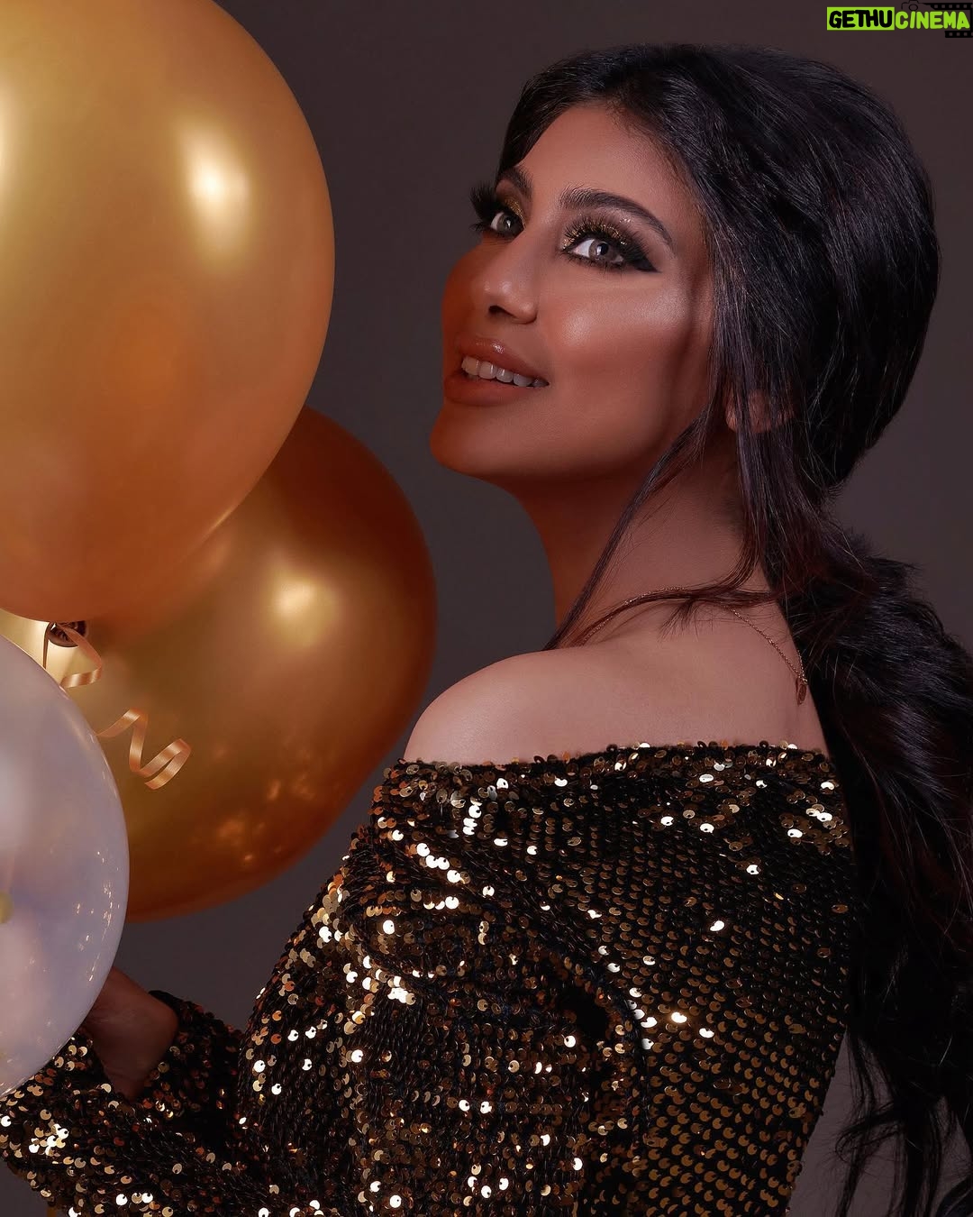 Shaila Sabt - 18.3K Likes - شكرا لكل من هناني في يوم ميلادي احبكم وايد وشكرا خاص لكل فانزاتي احبكم وايد وعذروني اذا مارديت عليكم لان وايد مااشاءاالله رسايل بس احبكم وربي يكتب لي ولكم كل خير وسعاده ويحقق كل امانينا يارب ..
..
احب اشكر اصدقائي الغالية فيفد ونجاة وخالة فوز على اللوك الحلو والصور الحلوة احبكم وايد..
..
شكرا فيفد انك دائماً موجود بكل المناسبات الله لايغير علينا ياارب 🥰 @mohammed_vivid ..
..
شكرا نجاة على كل شي سويته بهذا اليوم احبج وايد @najalblushi_makeup ..
..
شكرا خاله فوز على كل شي احبج وايد @fouz_hairstyle ..
..
شكرا للكل احبكم ..
..
شكرا للي احتفلو فيني من اهلي وربعي ربي لا تحرمني منهم احبكم ..